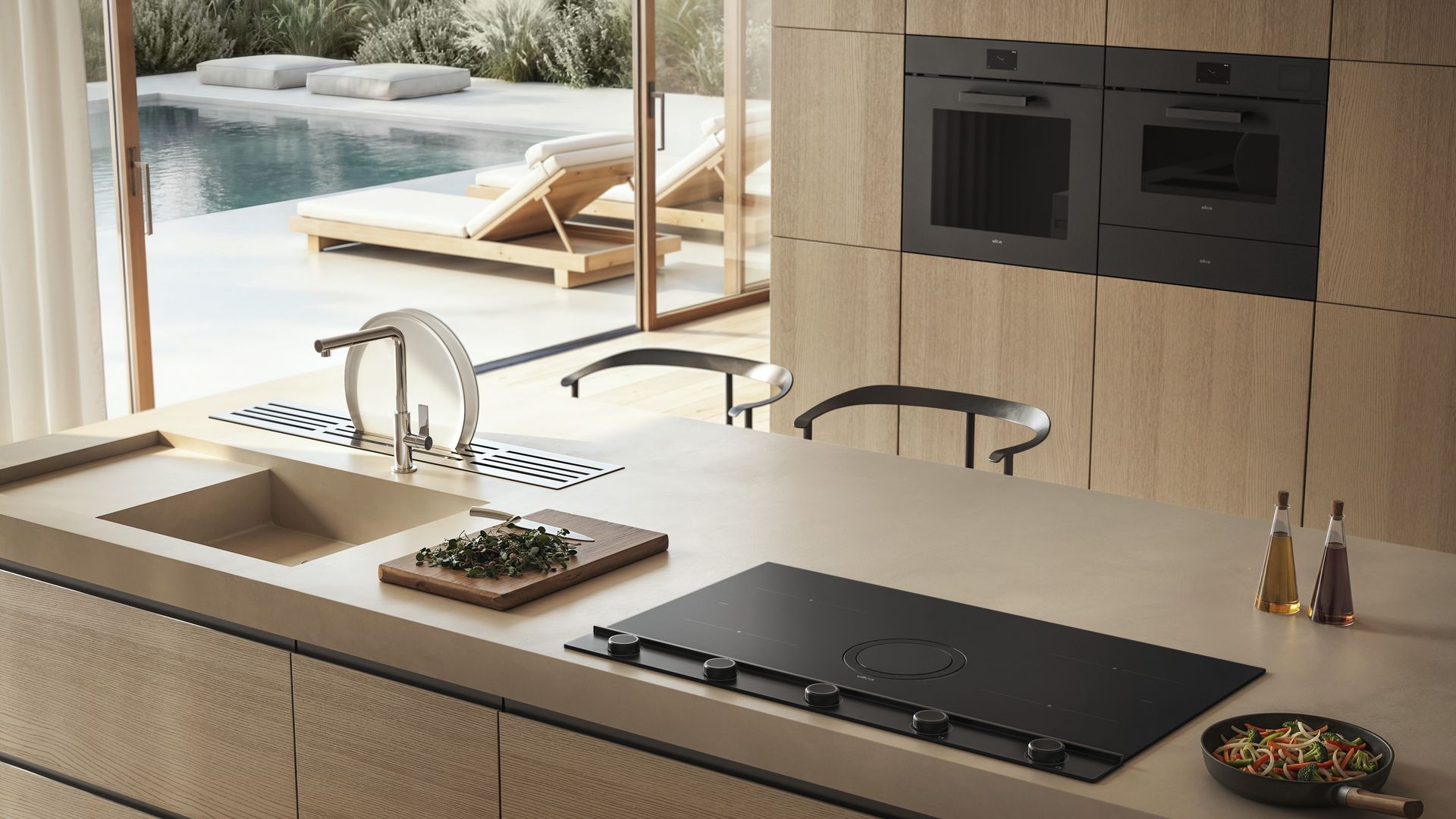 Cocina de madera con salida a la piscina, horno y microondas en alto, placa negra 