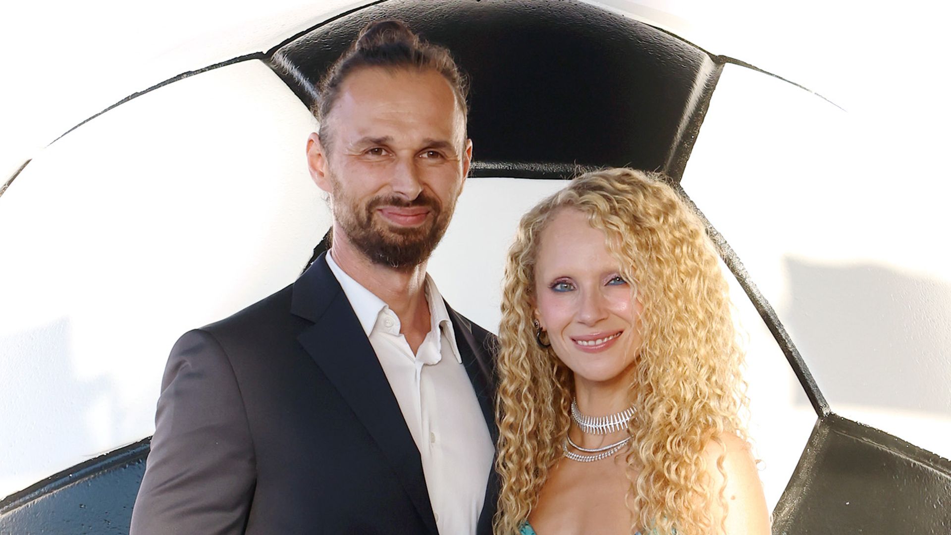 Juno Temple junto a su marido, Michal Szymanski, en la premiere de Ted Lasso en 2026