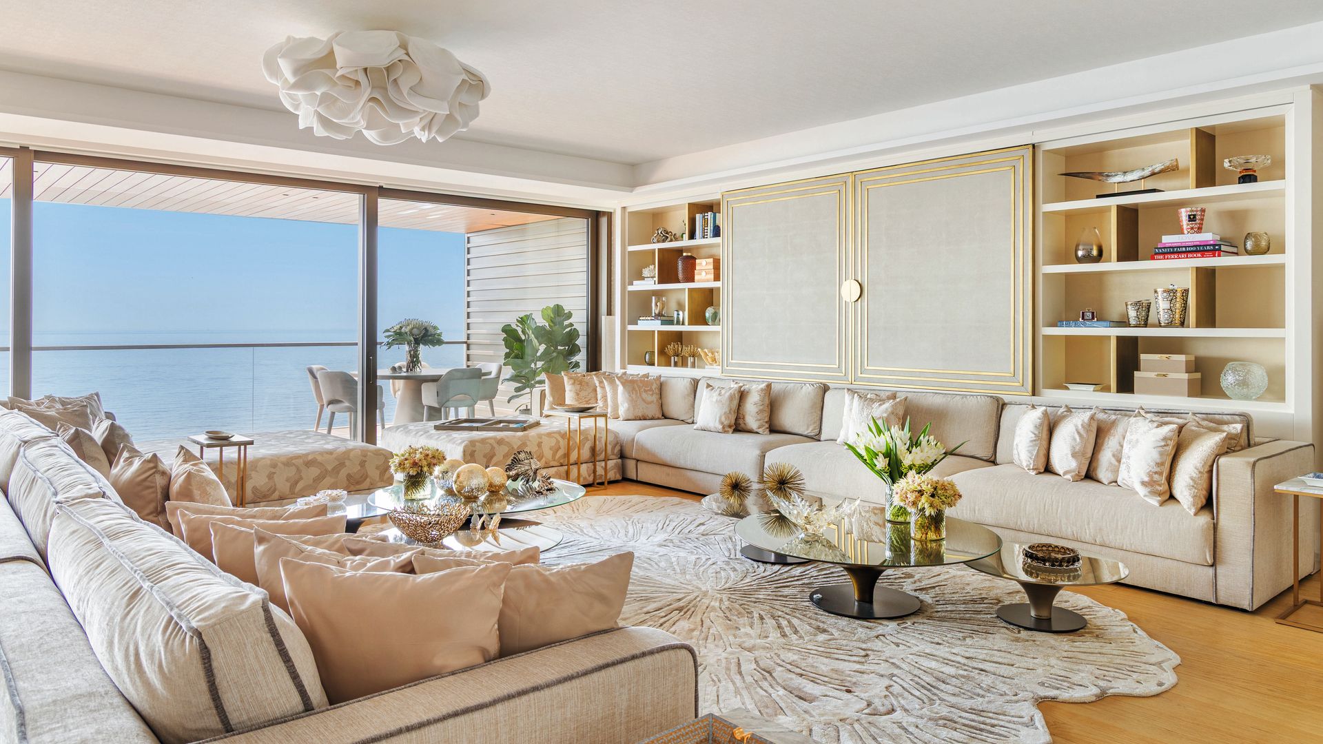 La vivienda dispone de dos extensos sofás en tonos beige con vistas al mar