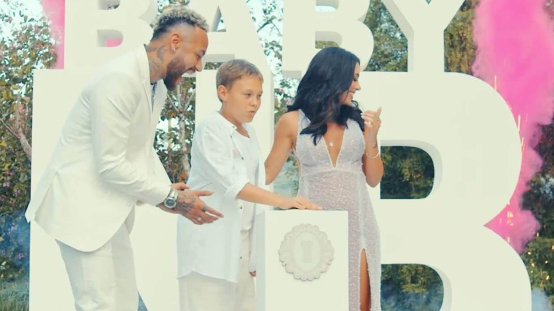 Neymar y su novia dejan atrás la polémica y revelan con alegría el sexo de su bebé