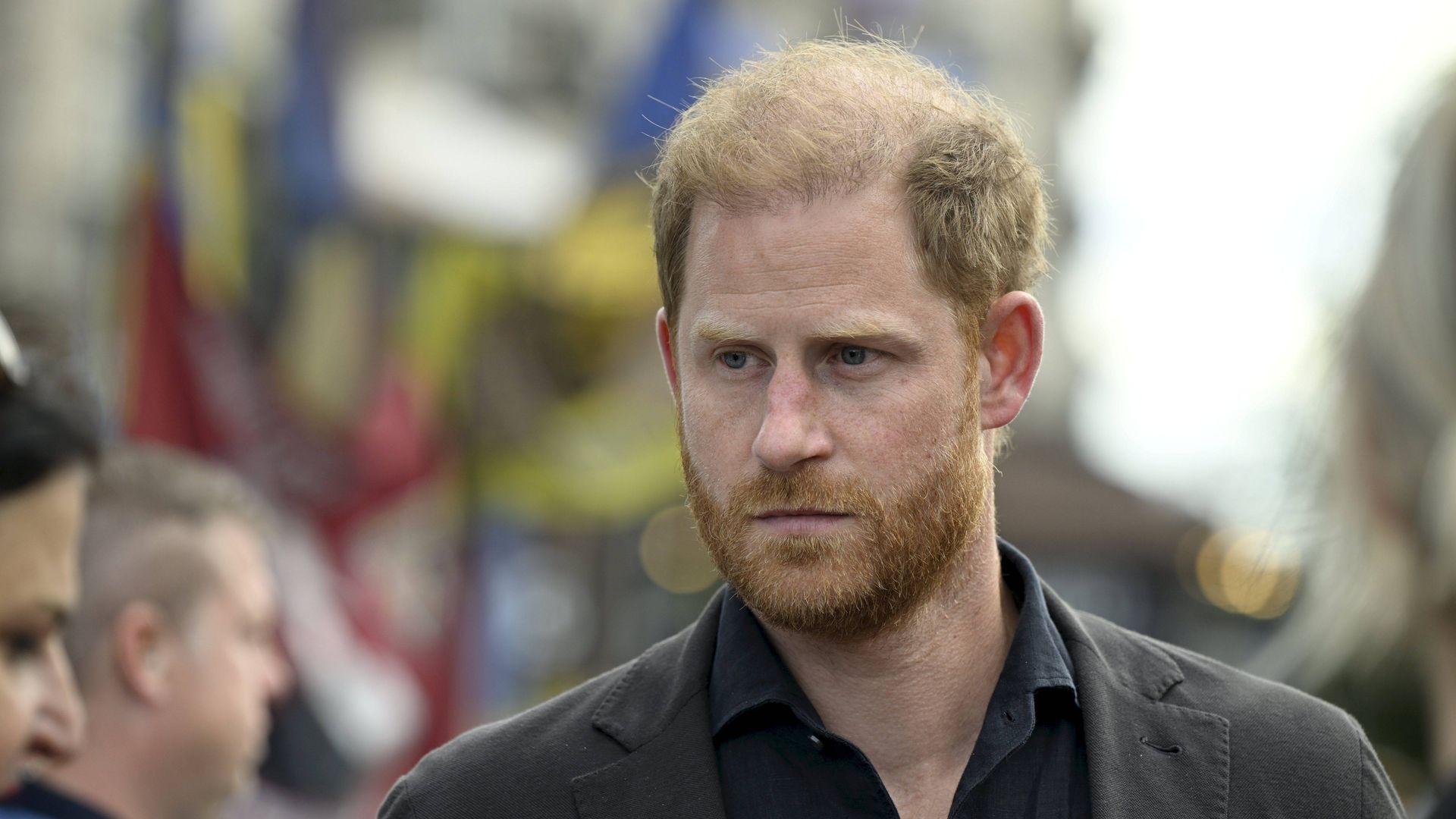 Las imágenes del príncipe Harry en Kiev visitando el memorial de soldados ucranianos