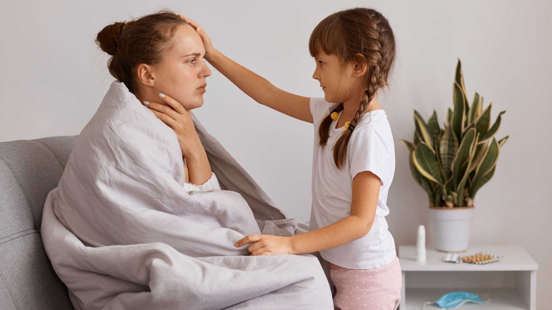Niña cuida a su madre, con fiebre