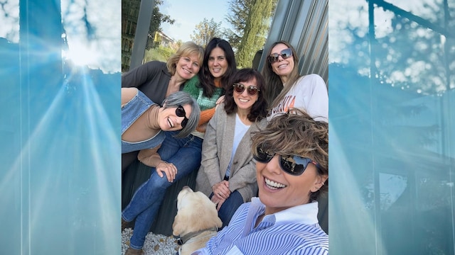 Plano medio de Sonsoles Ónega con sus amigas en un selfie