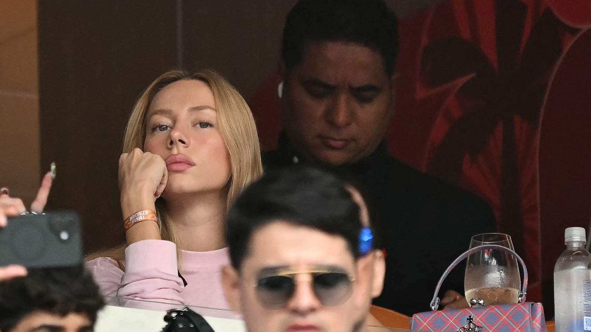 Ester Expósito acude por fin al Mundial y lo hace el último día, arropando a Kylian Mbappé tras su dolorosa derrota de despedida