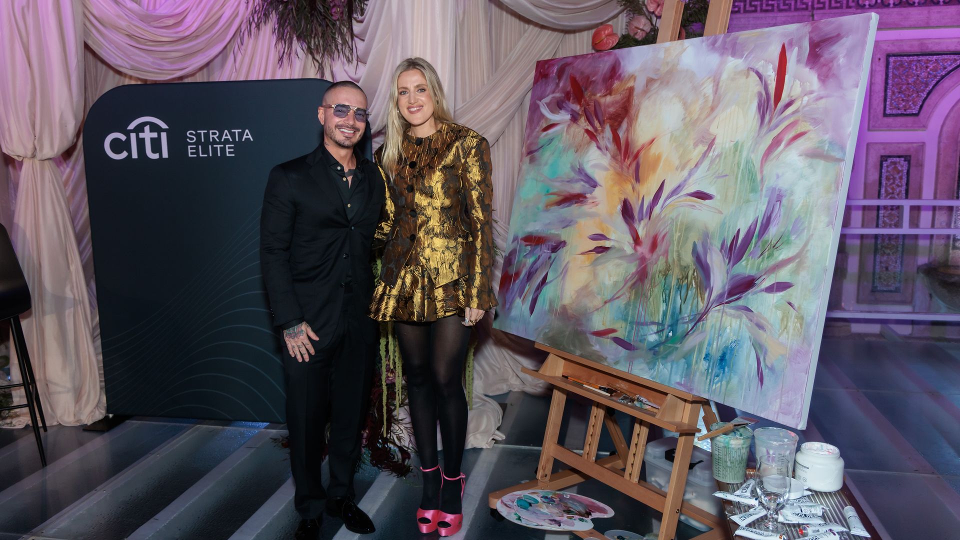 J Balvin y Sophie Tea juntos en una noche especial, en el marco del Art Basel 2025.