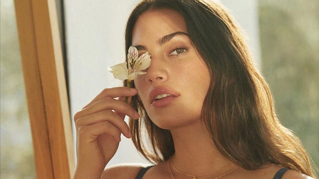 Mujer con una flor 