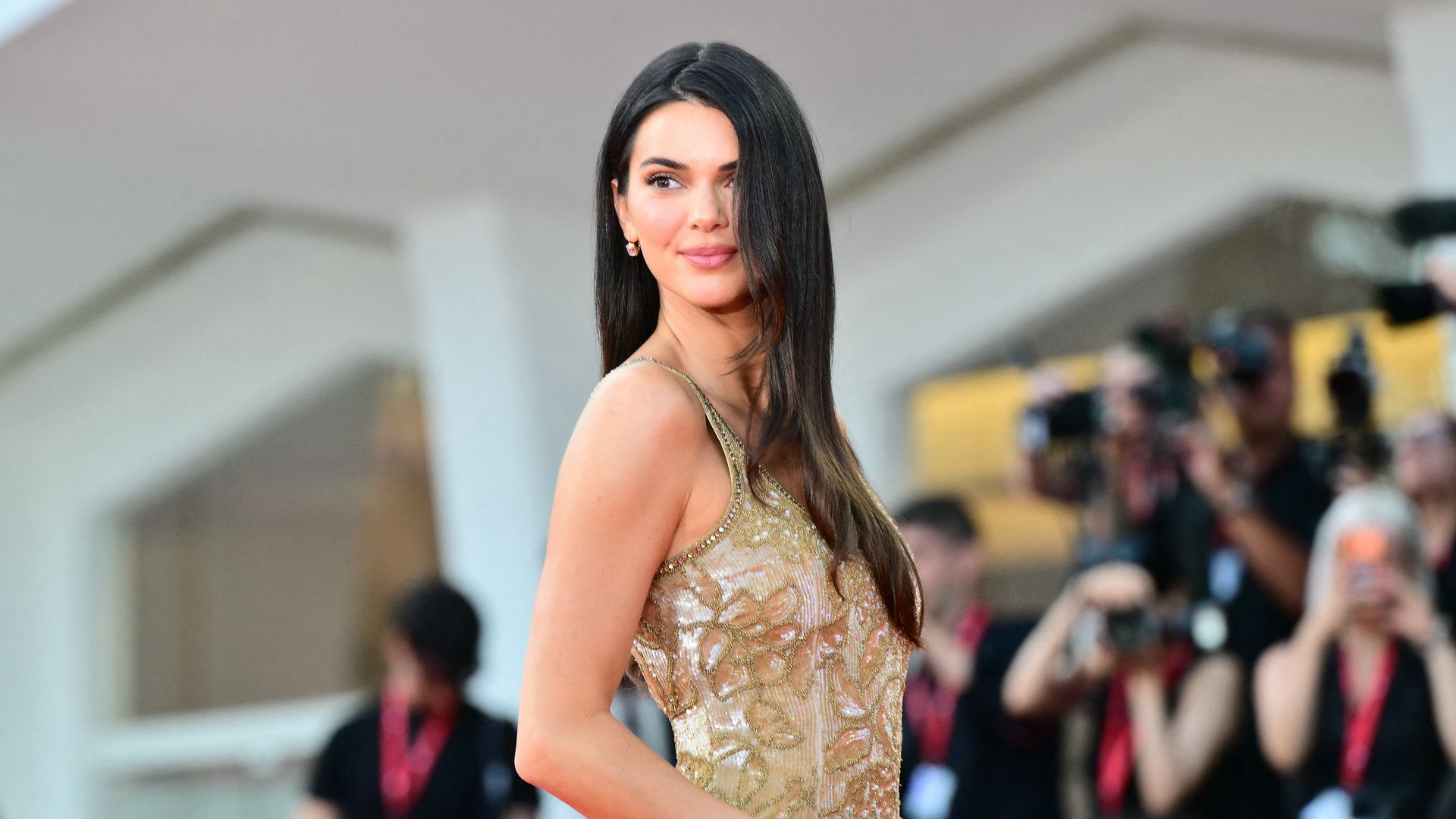 El vestido vintage de Kendall Jenner en su debut, la sintonía de las hermanas Mara y más looks en la histórica 'red carpet' del cine italiano