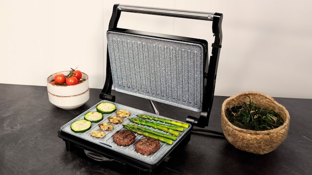 Una parrilla eléctrica Cecotec en una cocina