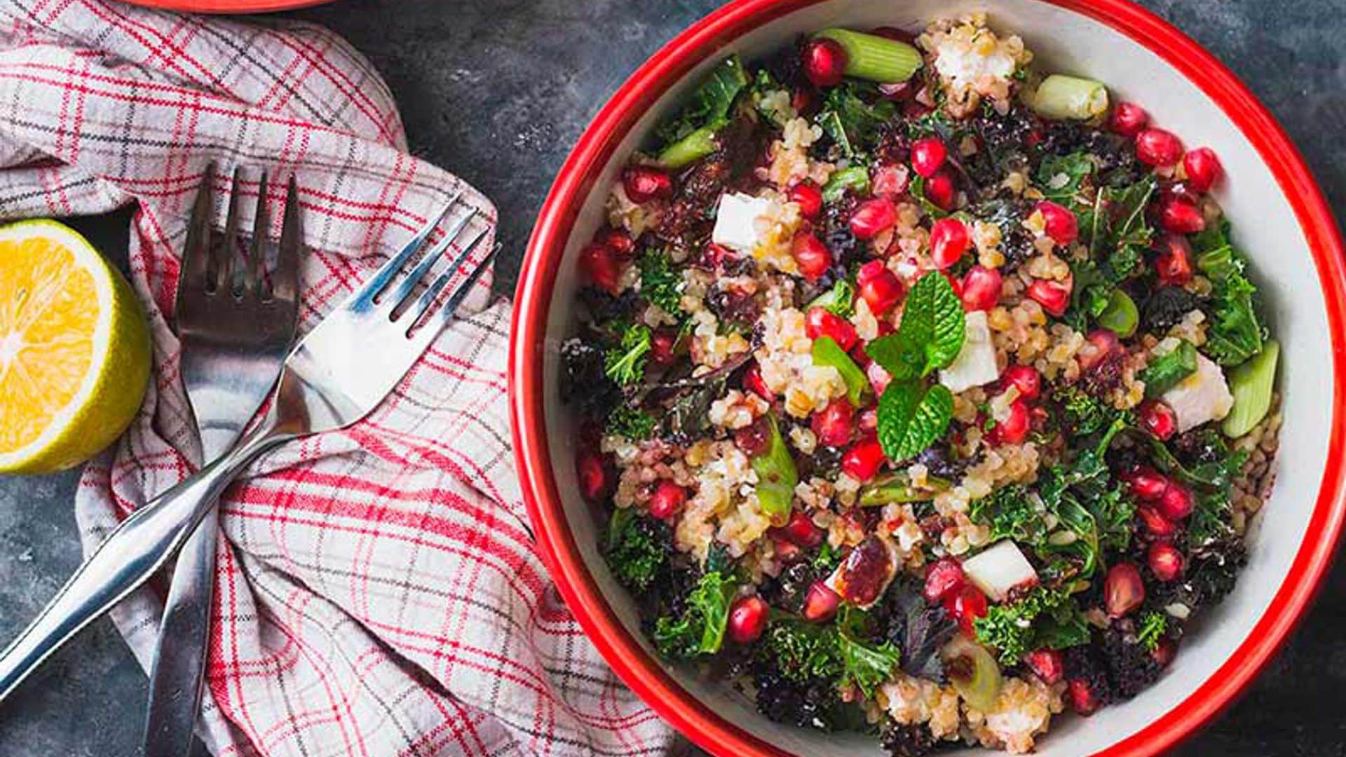 Ensalada de tabulé con kale, feta y granada