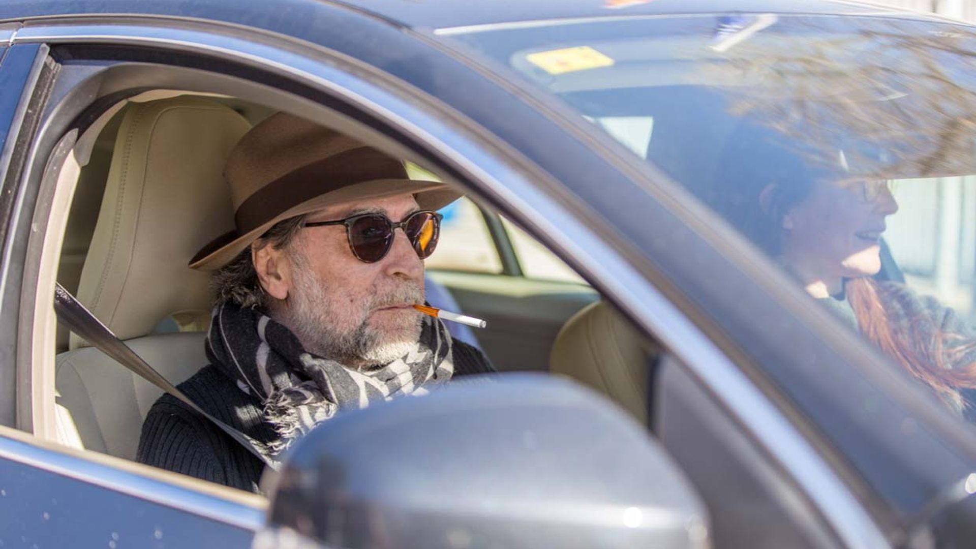 Joaquín Sabina abandona el hospital acompañado de Jimena Coronado