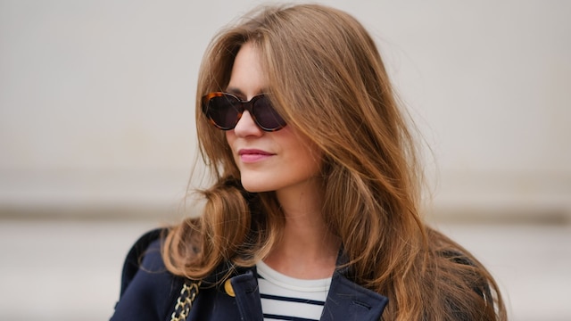 Rostro de Segolene Hyppolite con cabello ondulado y gafas de sol