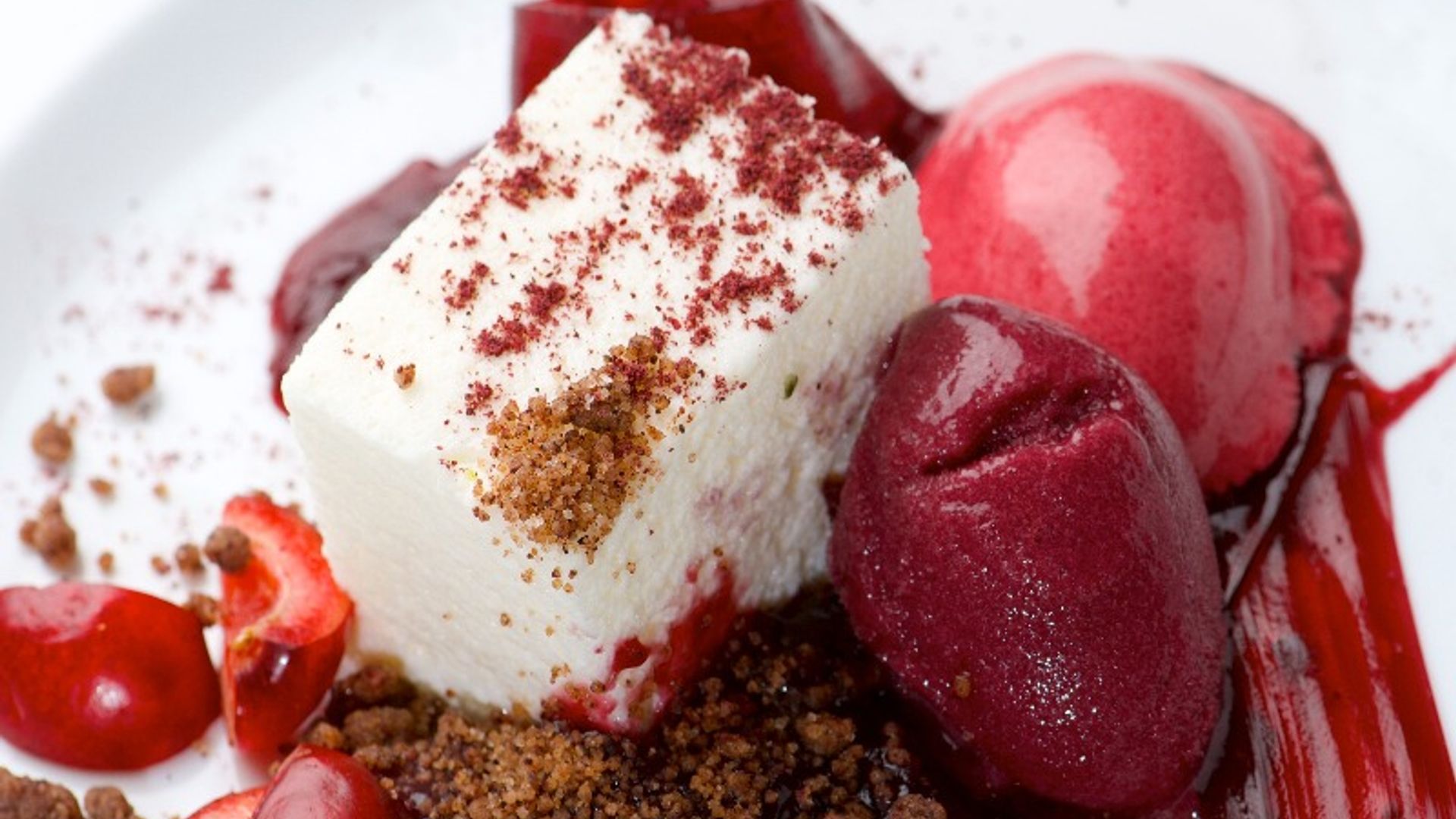 Tarta de queso con helado de remolacha y fresa