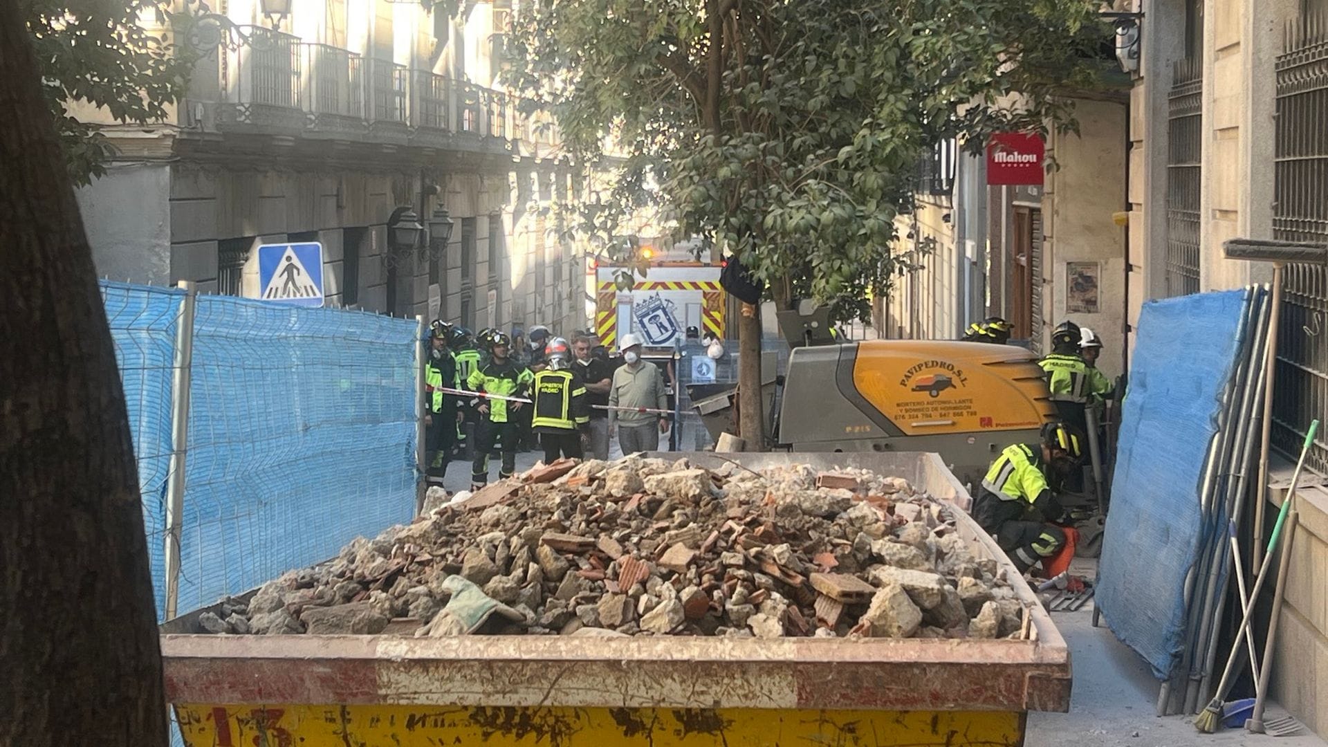En vídeo, se derrumba un edificio en obras en pleno centro de Madrid y se buscan desaparecidos