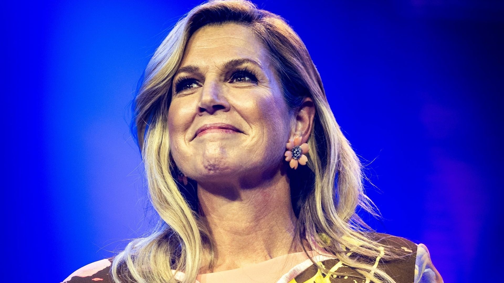 Máxima de Holanda se supera en un cambio de look exprés y recupera su abrigo sostenible más llamativo