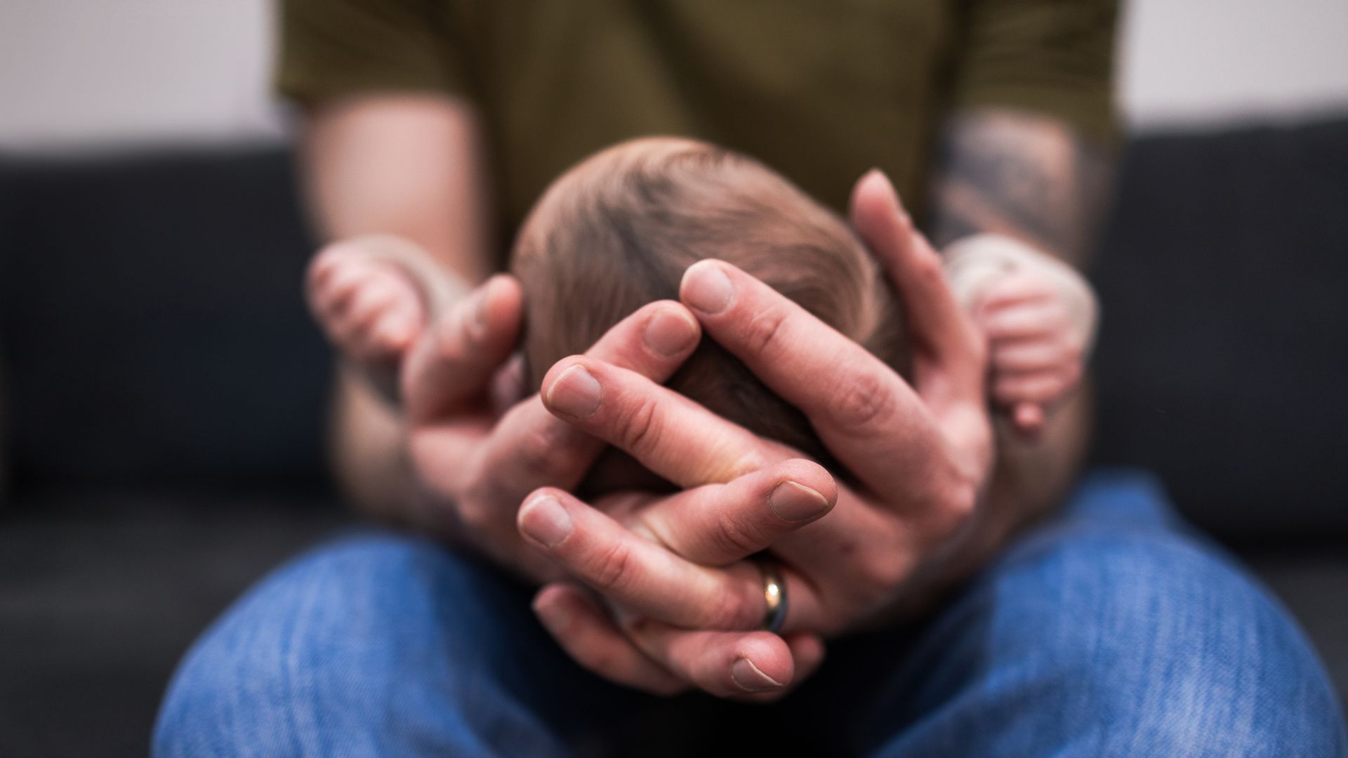 El escritor Francesc Serés reflexiona sobre la huella de la paternidad: "Cuando no tienes a tu hijo joven cambia la percepción del tiempo y de los valores"