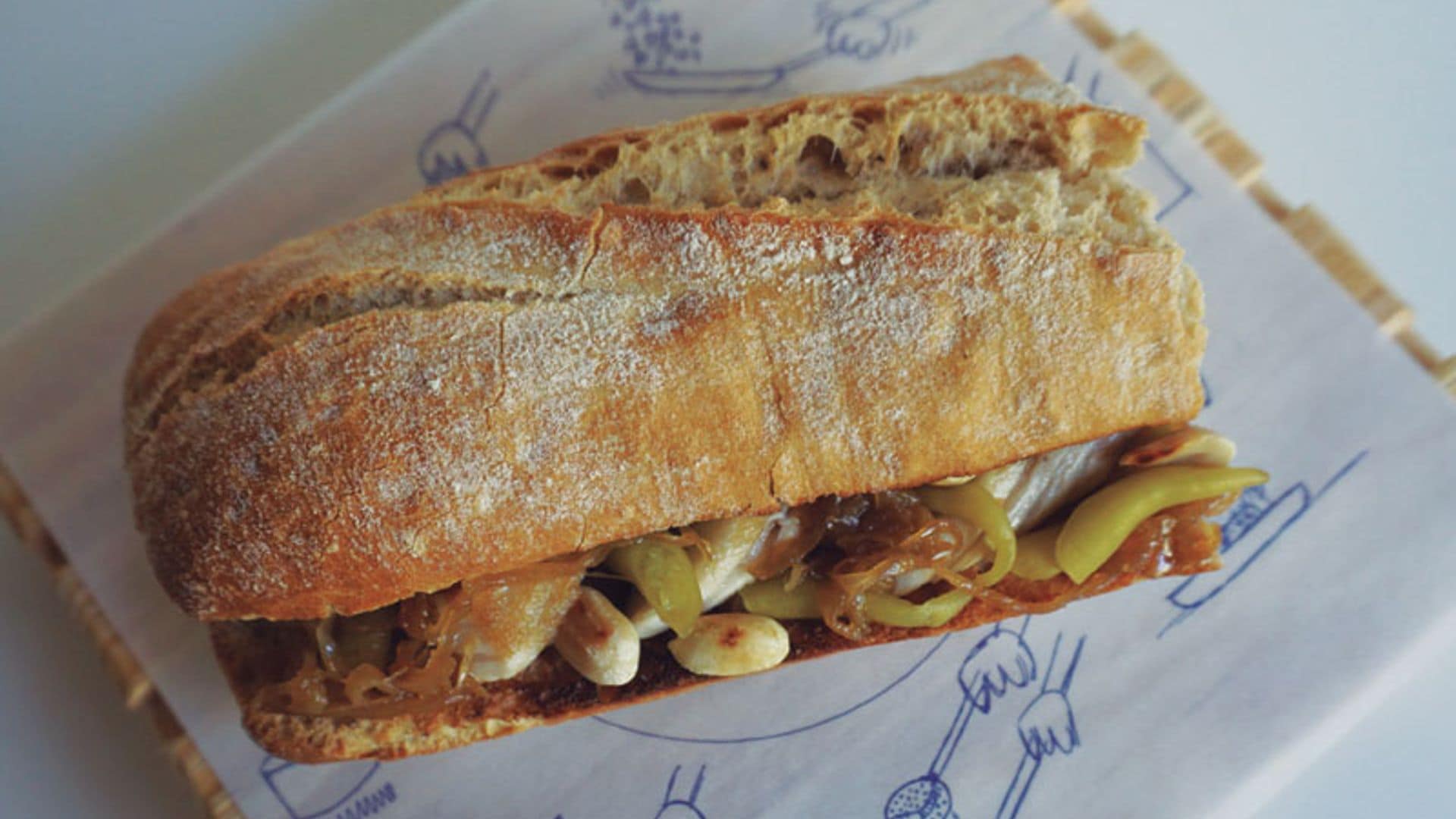 Bocadillo de ventresca, guindillas y cacahuetes