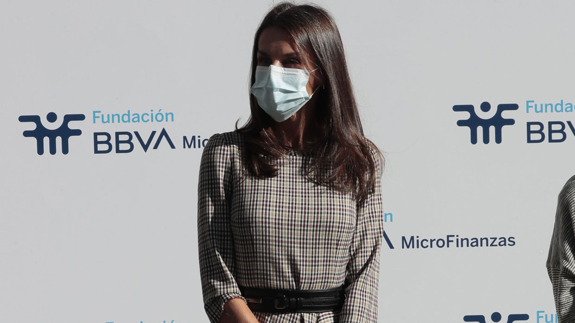 Doña Letizia recupera el vestido de cuadros que más estiliza y lanza un mensaje con sus accesorios