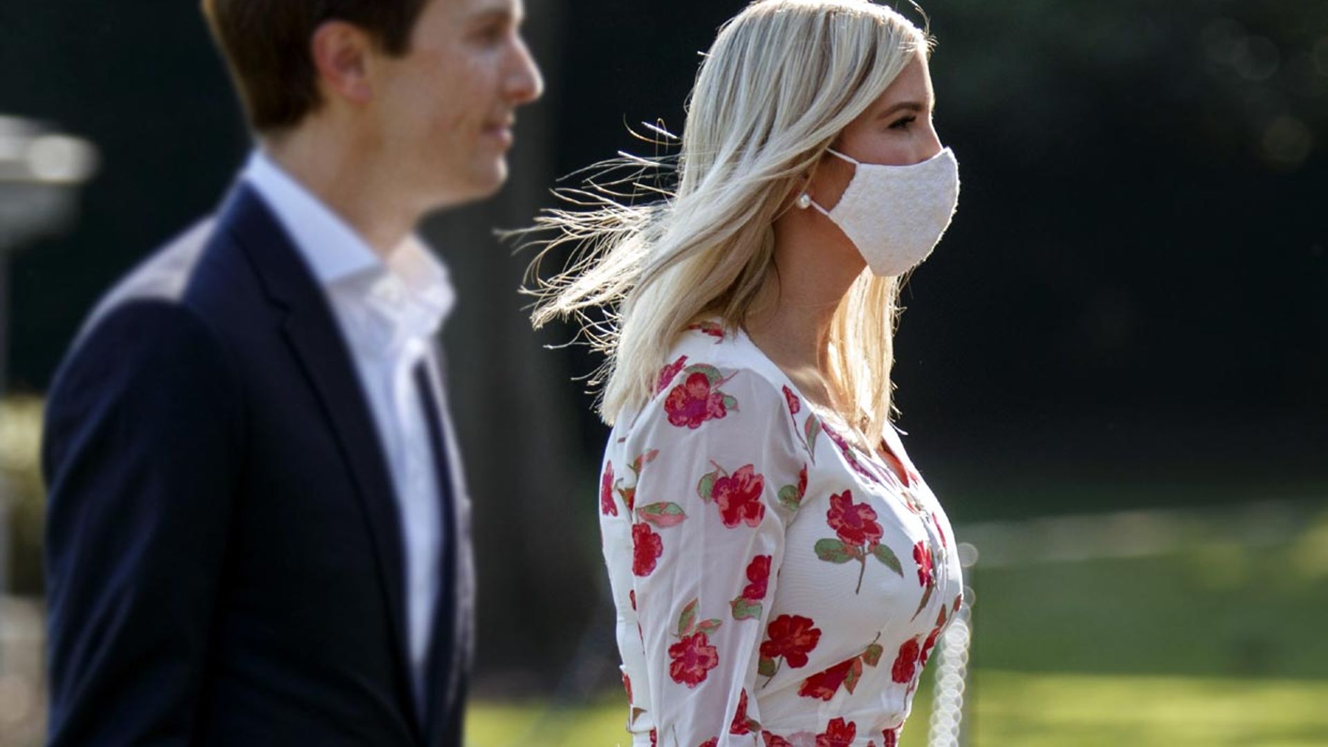 Ivanka Trump actualiza su vestido de flores con efecto cintura de avispa (y aun más rebajado)