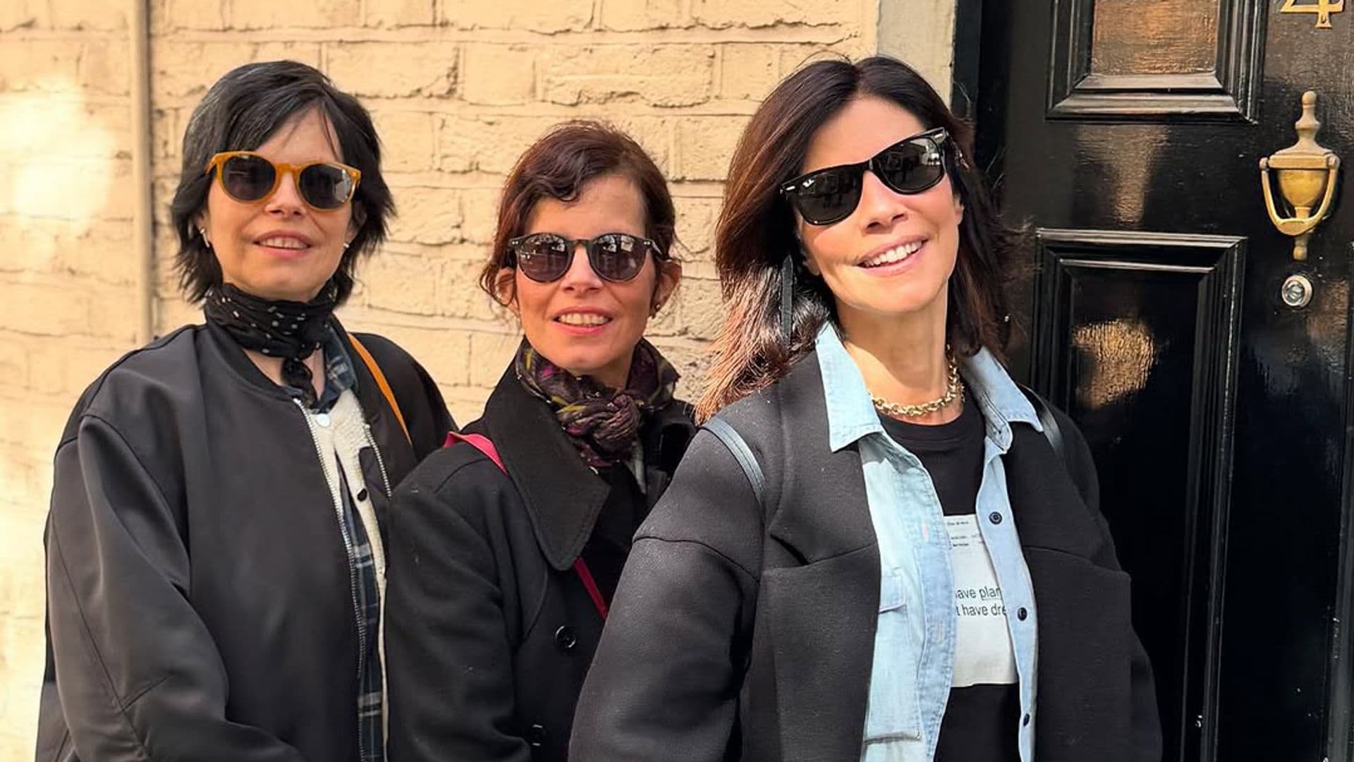 El divertido viaje de Maribel Verdú a Londres con su marido, Pedro Larrañaga, y sus dos hermanas