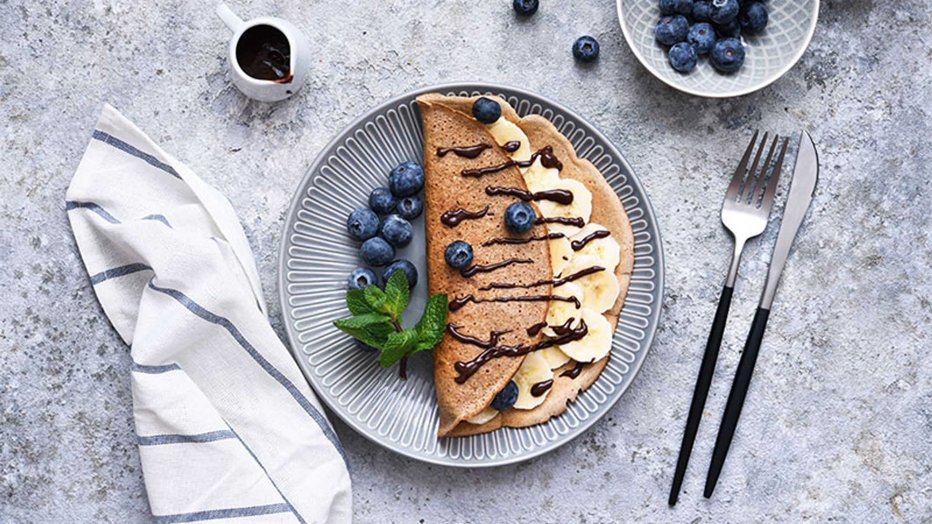 Crepes de trigo sarraceno con plátano, arándanos y chocolate