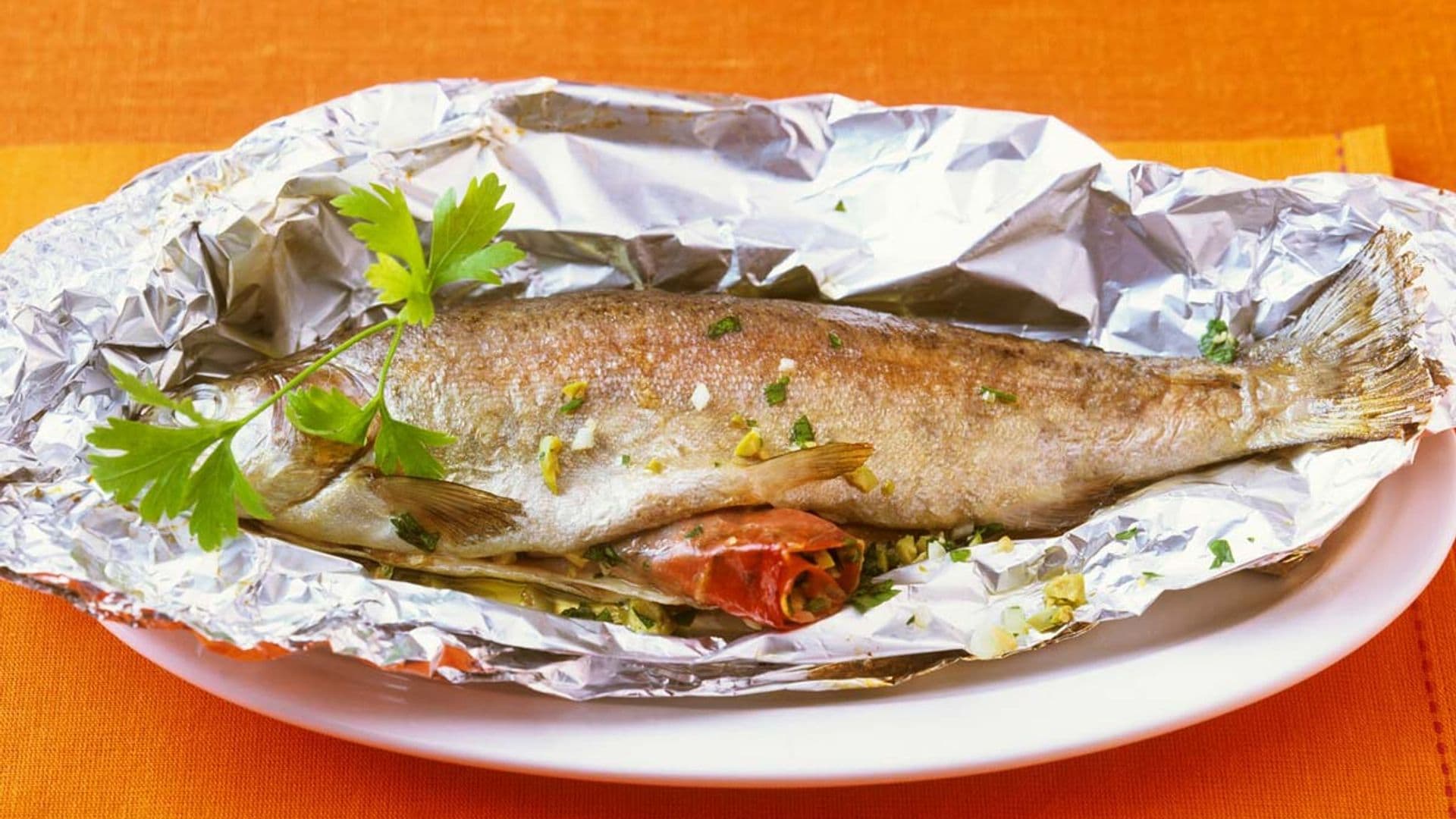 Trucha en papillote rellena de jamón y pistachos