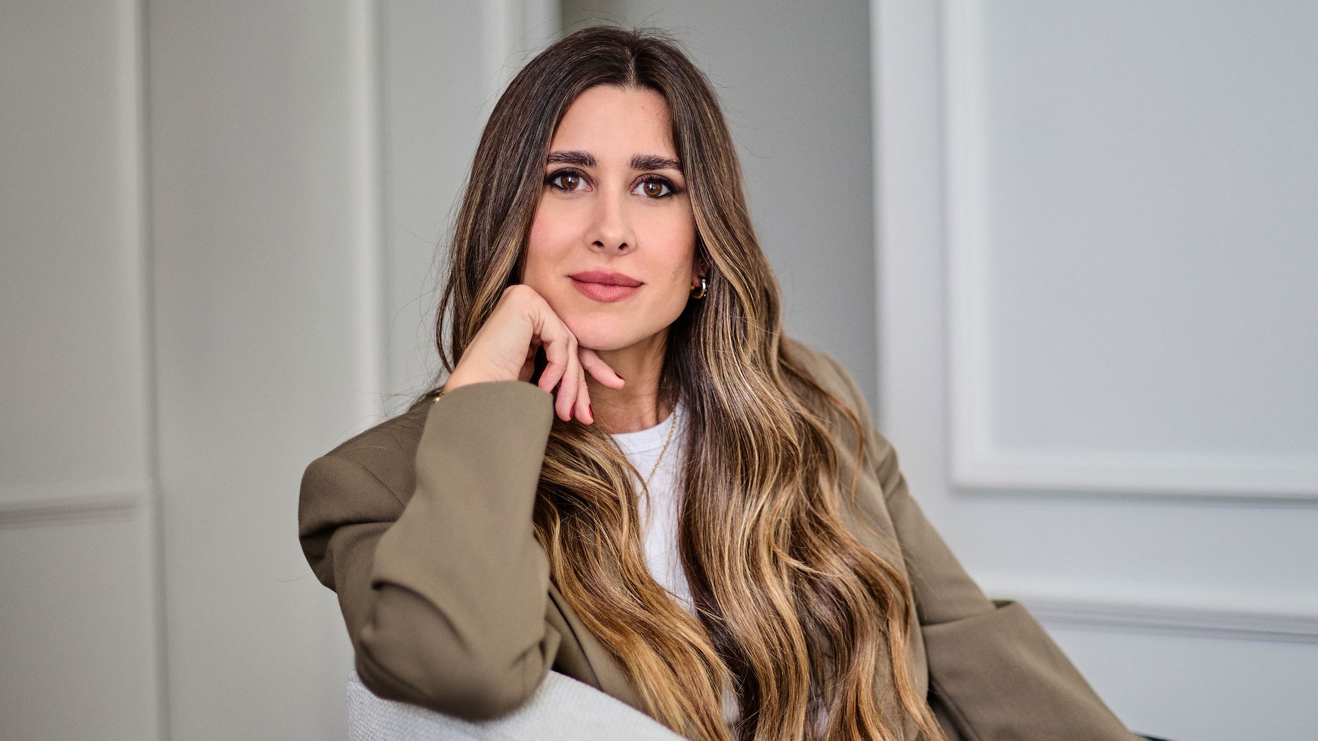 Retrato de Mercedes Ron para HOLA