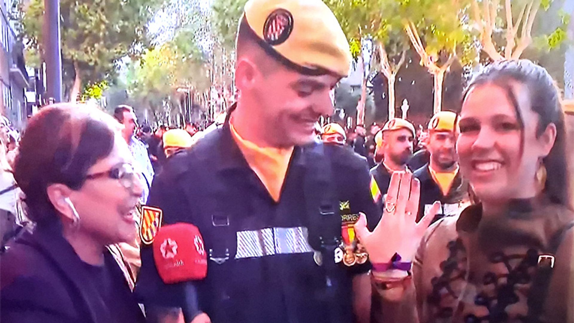 Pedida de mano en directo durante el desfile de la Fiesta Nacional