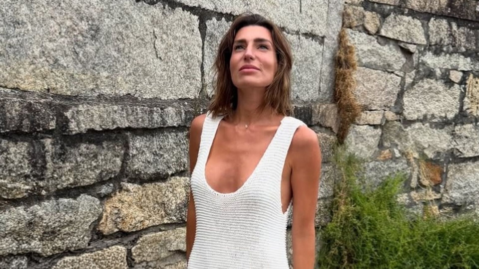 Eugenia Osborne con vestido blanco de lino en sus vacaciones de verano en Galicia, 2026.