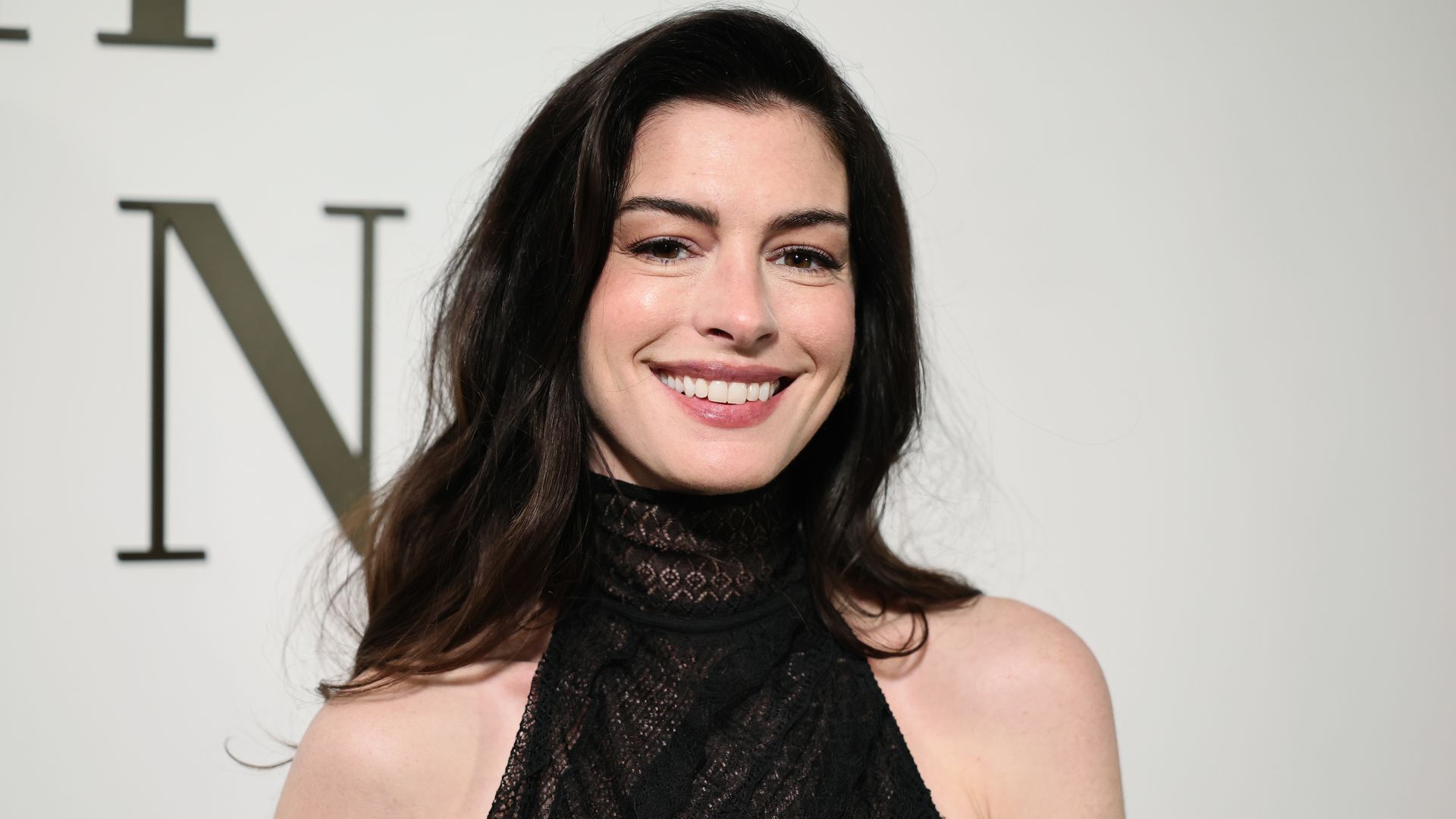 Anne Hathaway inaugura New York Fashion Week con un impactante 'look' de encaje