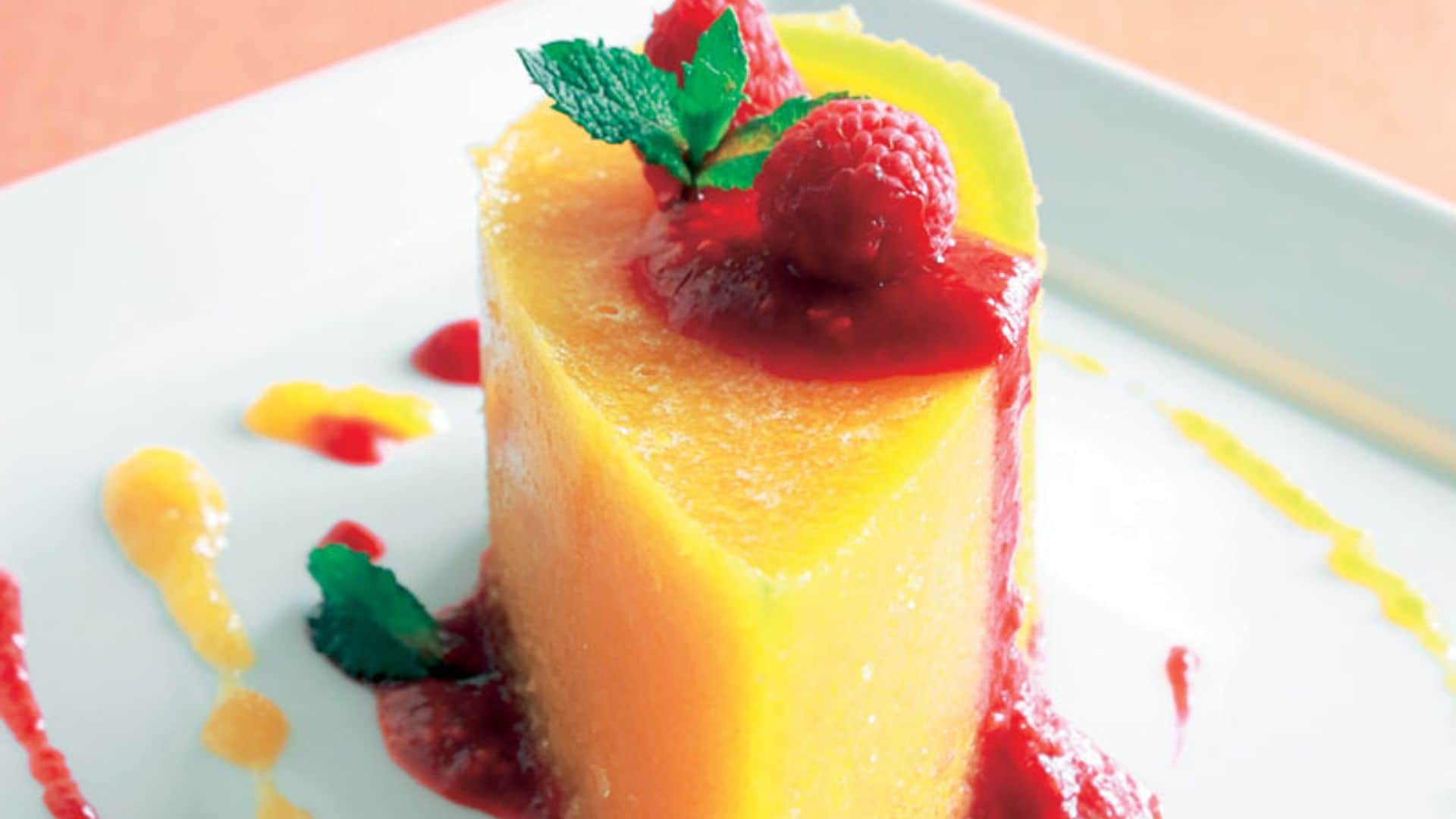 Postre helado de melocotón con salsa de frambuesa