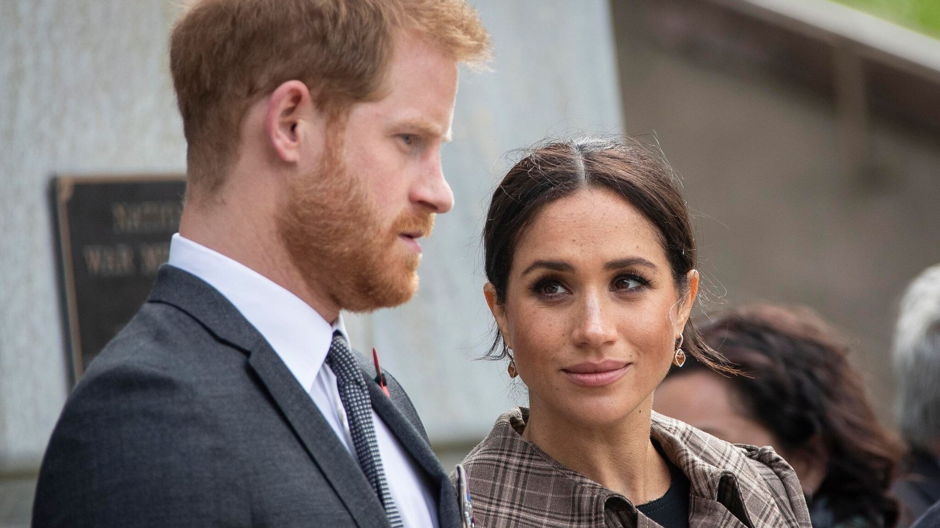Meghan Markle se pronuncia sobre la distante relación entre el príncipe Harry y su padre