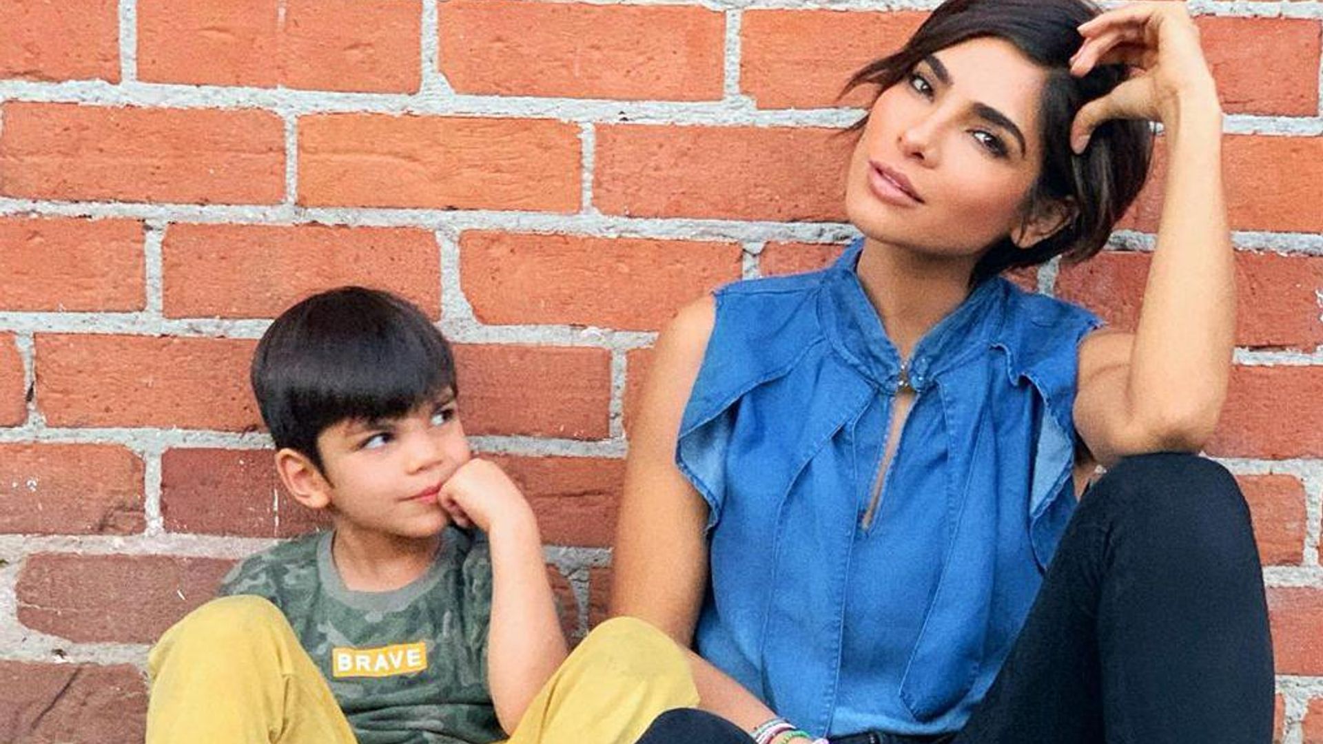 Matteo, el hijo de Alejandra Espinoza, debuta en la alfombra de Latin Grammy con su mamá