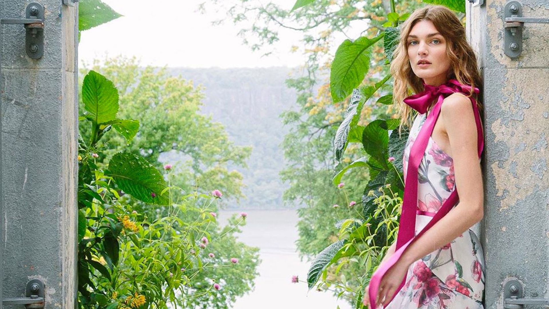 Del traje de chaqueta a las flores: 6 tendencias que marcarán las elecciones de las madrinas