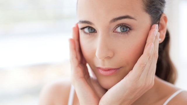 Rostro de mujer sosteniéndose la cara con las manos