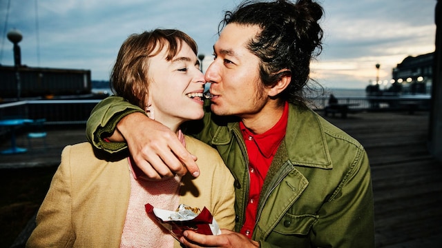 Pareja feliz en una cita 