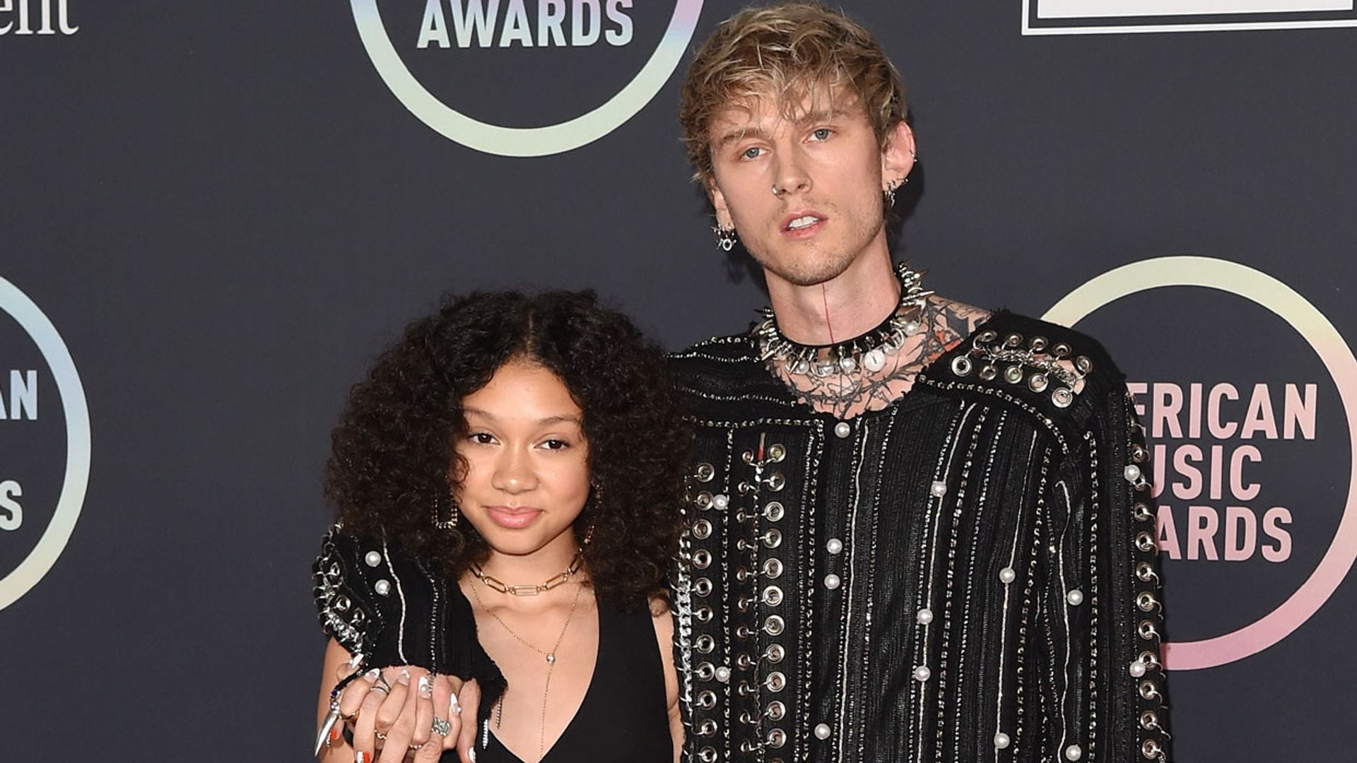 Machine Gun Kelly, prometido de Megan Fox, sorprende posando con su hija de 13 años en la alfombra roja de los AMAs