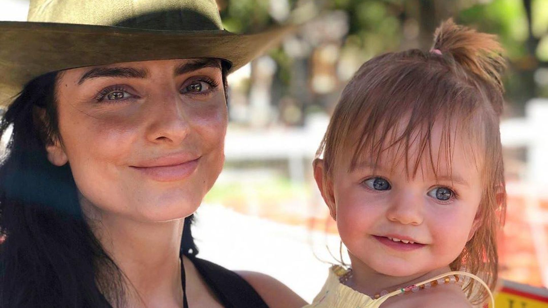Aislinn Derbez viaja sin su hija por primera vez