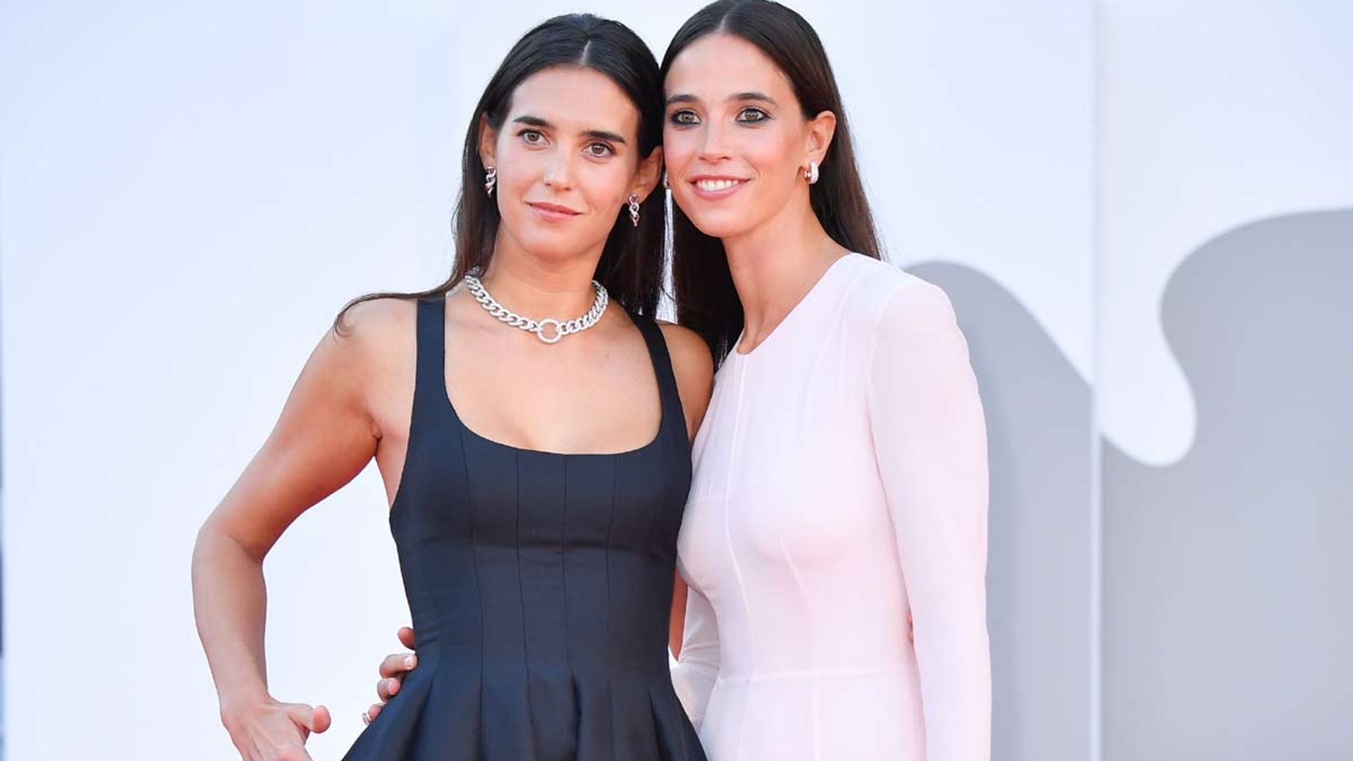 Se llaman Viola y Vera Arrivabene, son aristócratas y sus looks de invitada en Venecia prometen