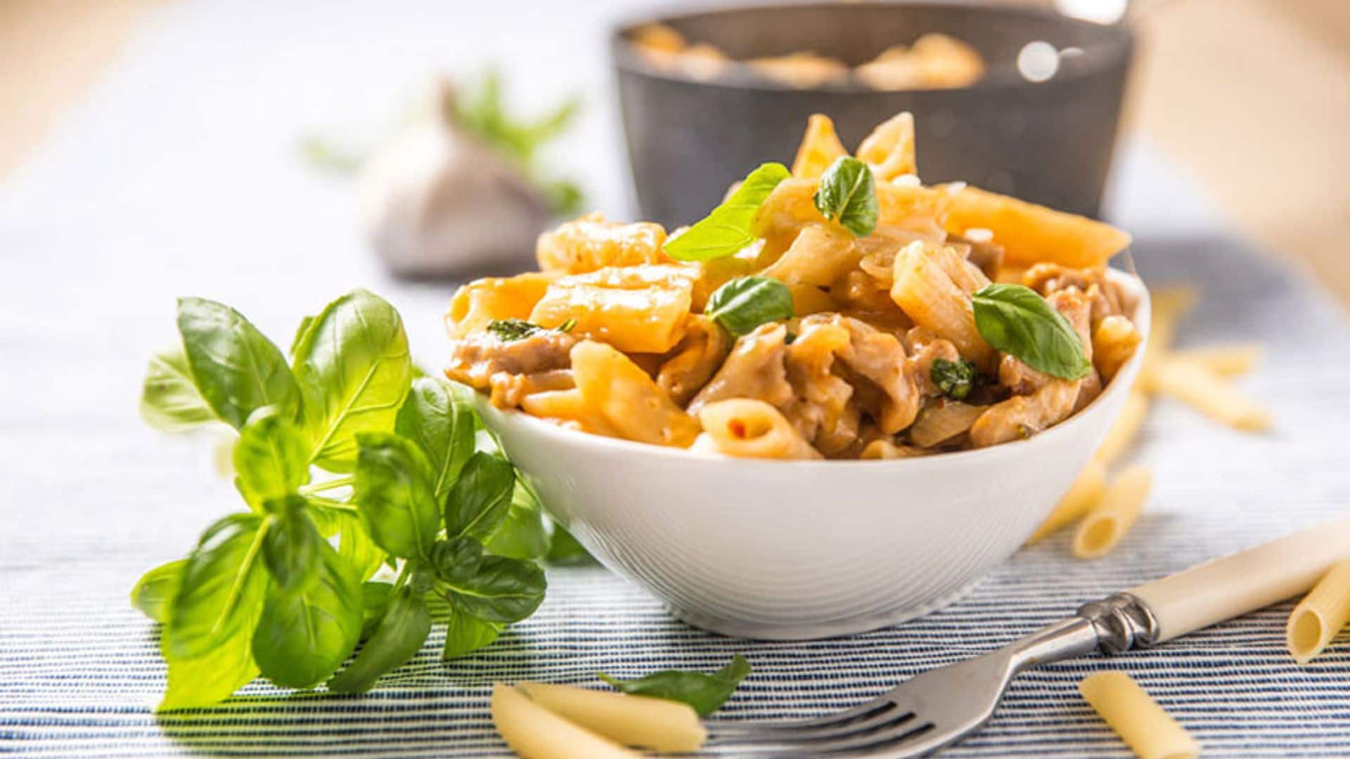 'Penne' con pollo y champiñón a la albahaca