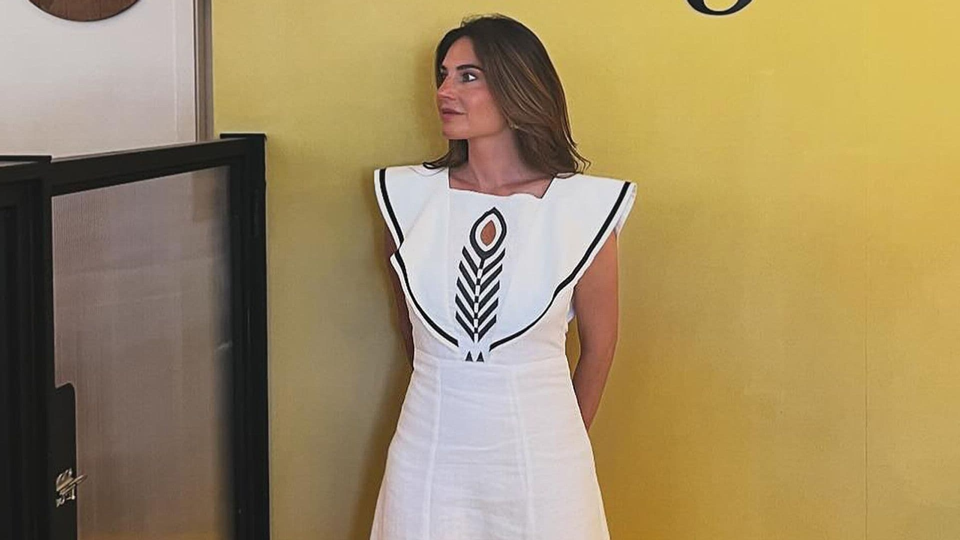 Lourdes Montes, la invitada perfecta en Jerez con vestido sevillano de lino y calzado cómodo