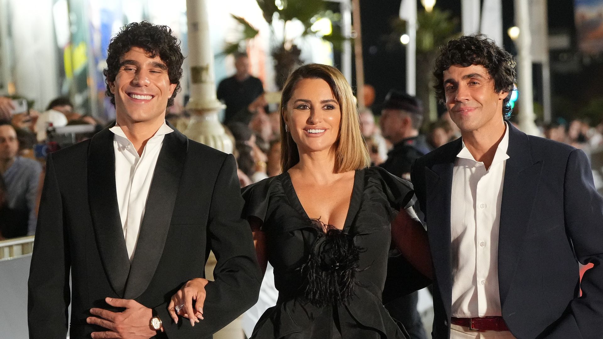 Los Javis con Penélope Cruz en la presentación de 'La bola negra' en el Teatro Victoria Eugenia de San Sebastián