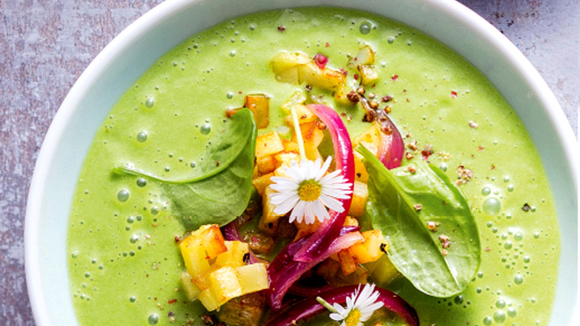 Gazpacho de acederas con guarnición de patatas fritas