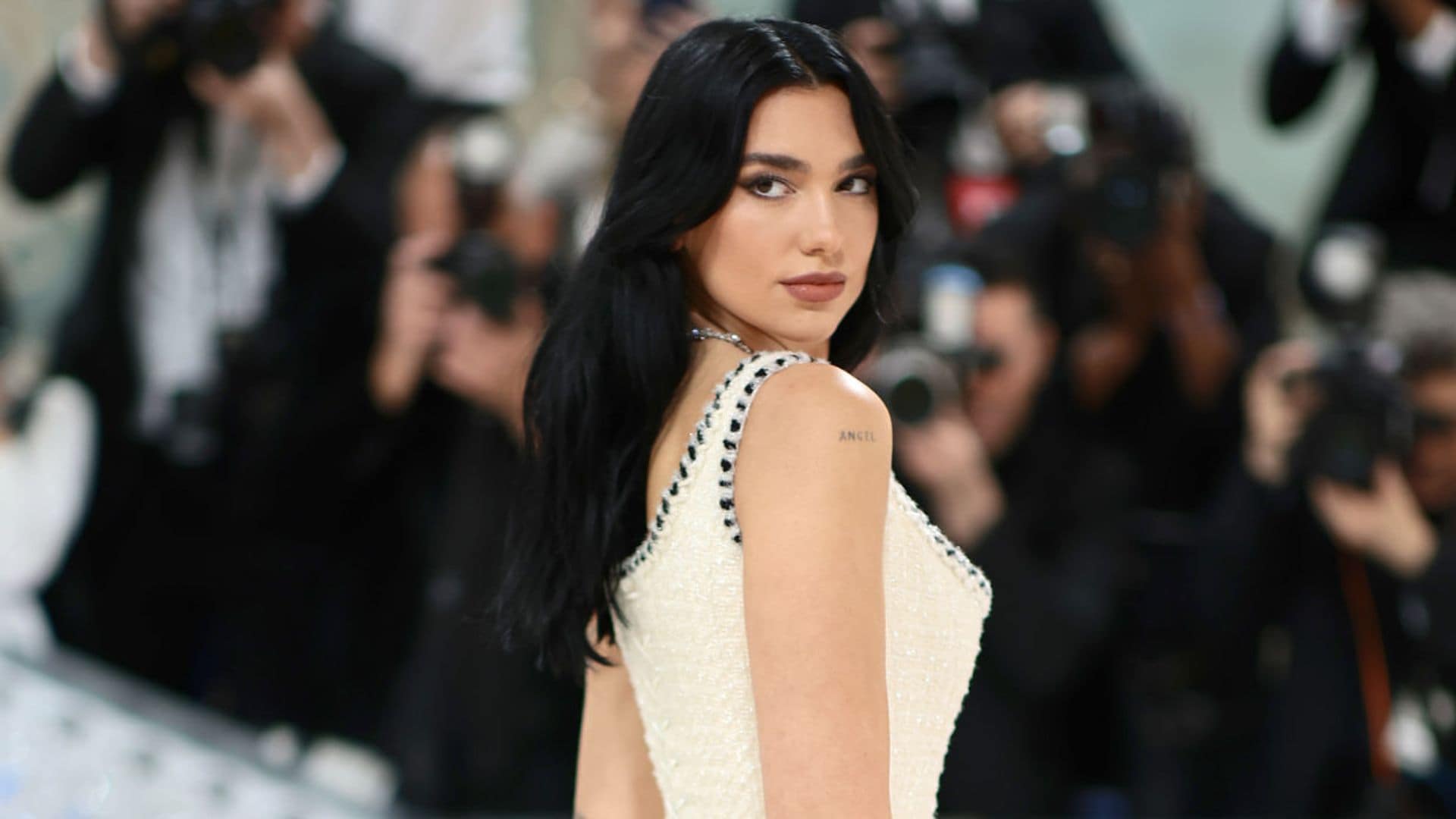 Consigue una mirada de impacto con la técnica 'pestañas araña' de Dua Lipa