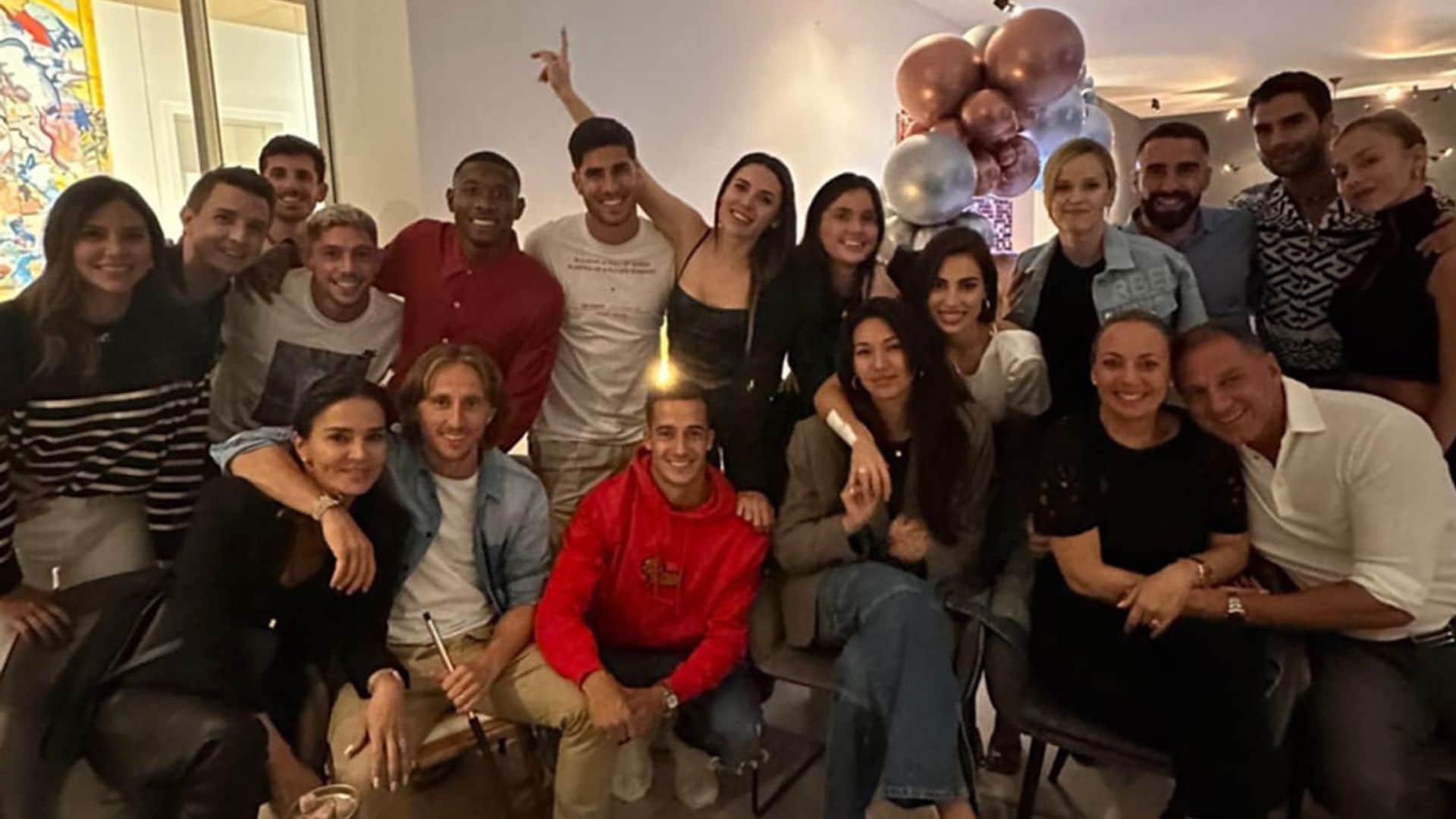 Ester Expósito se 'cuela' en la celebración de los jugadores del Real Madrid tras el clásico