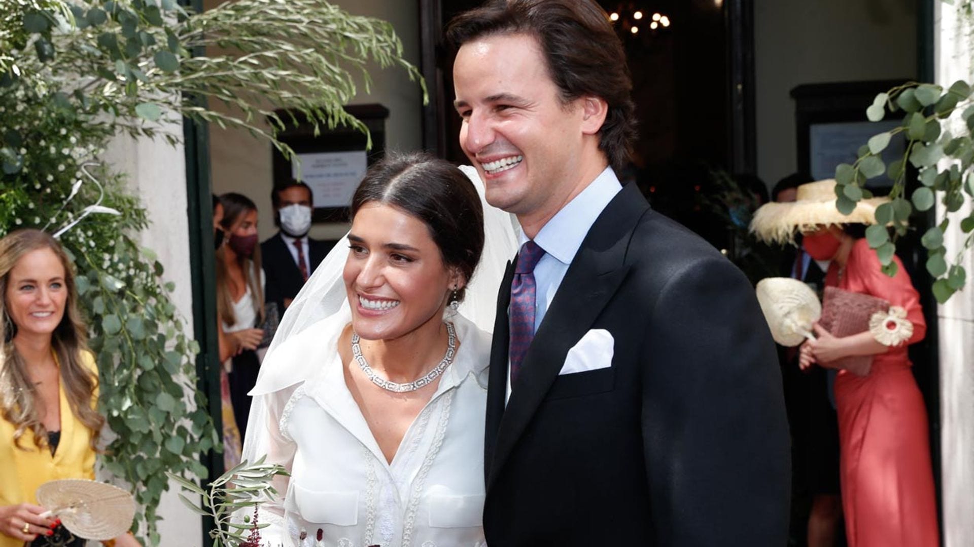 Lucía Martín Alcalde se casa con un vestido camisero de organza y velo en tul ilusión