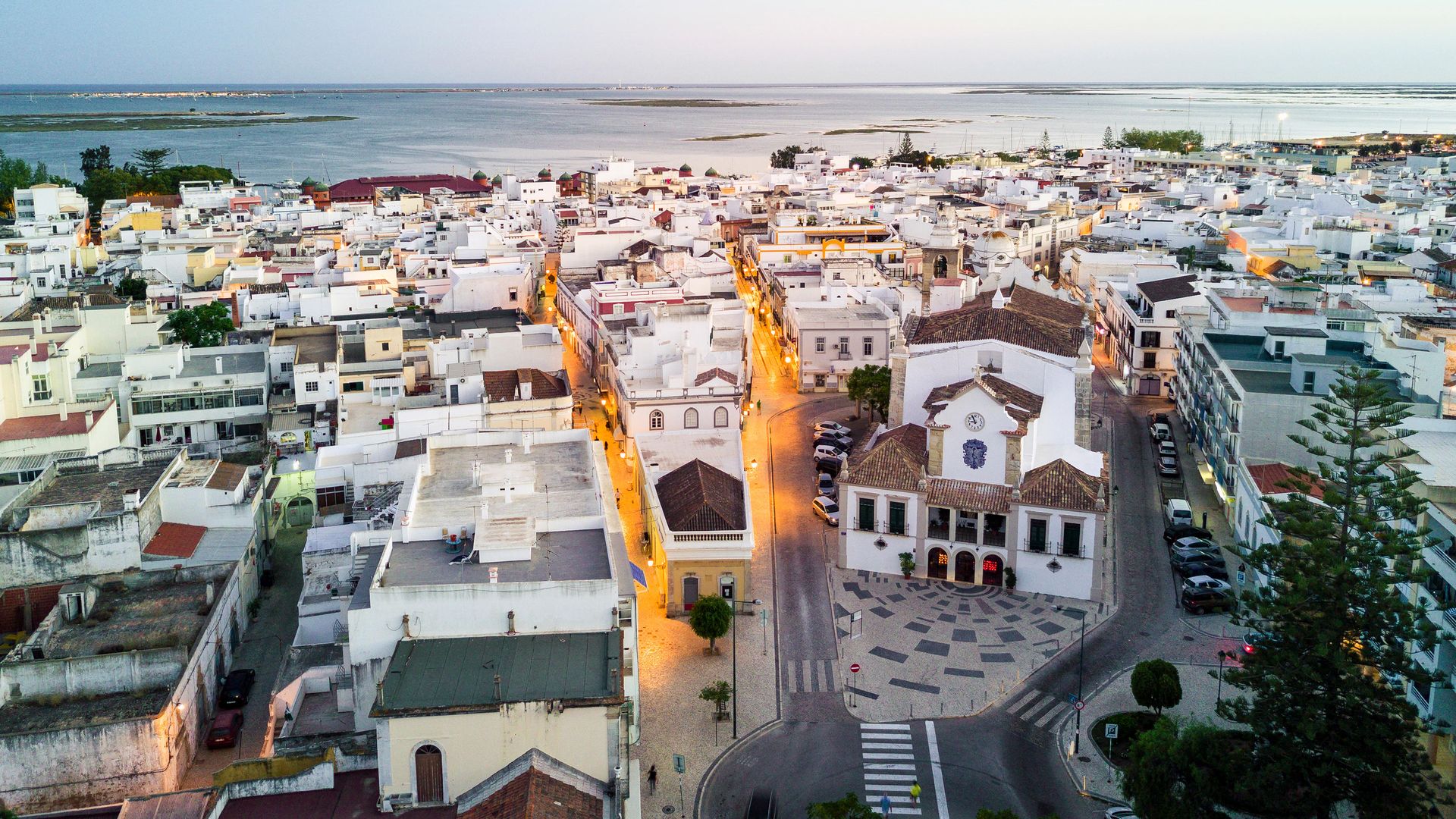 Panorámica aérea del casco antiguo de la villa de Olhão en el Algarve, Portugal