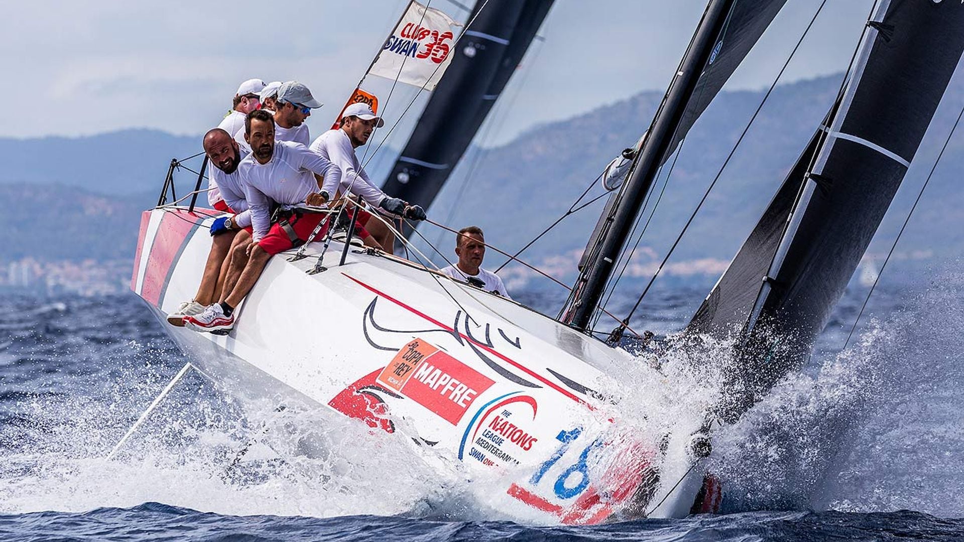 Buen resultado para el 'Aifos 500' de don Felipe en la primera jornada de la Copa del Rey MAPFRE de Vela