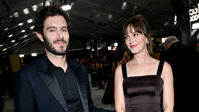 Plano medio de Adam Brody y Leighton Meester durante los premios del Sindicato de Actores en Los Ángeles