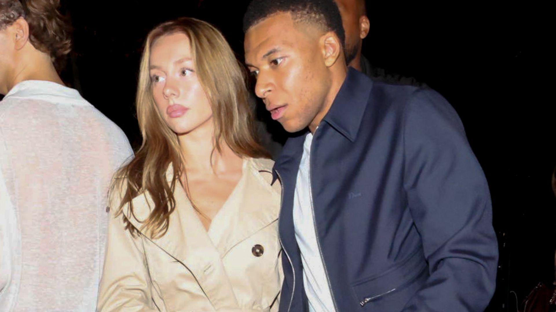 Aunque tenían expresiones serias, Kylian Mbappé y española Ester Expósito se mostraron muy cercanos.
