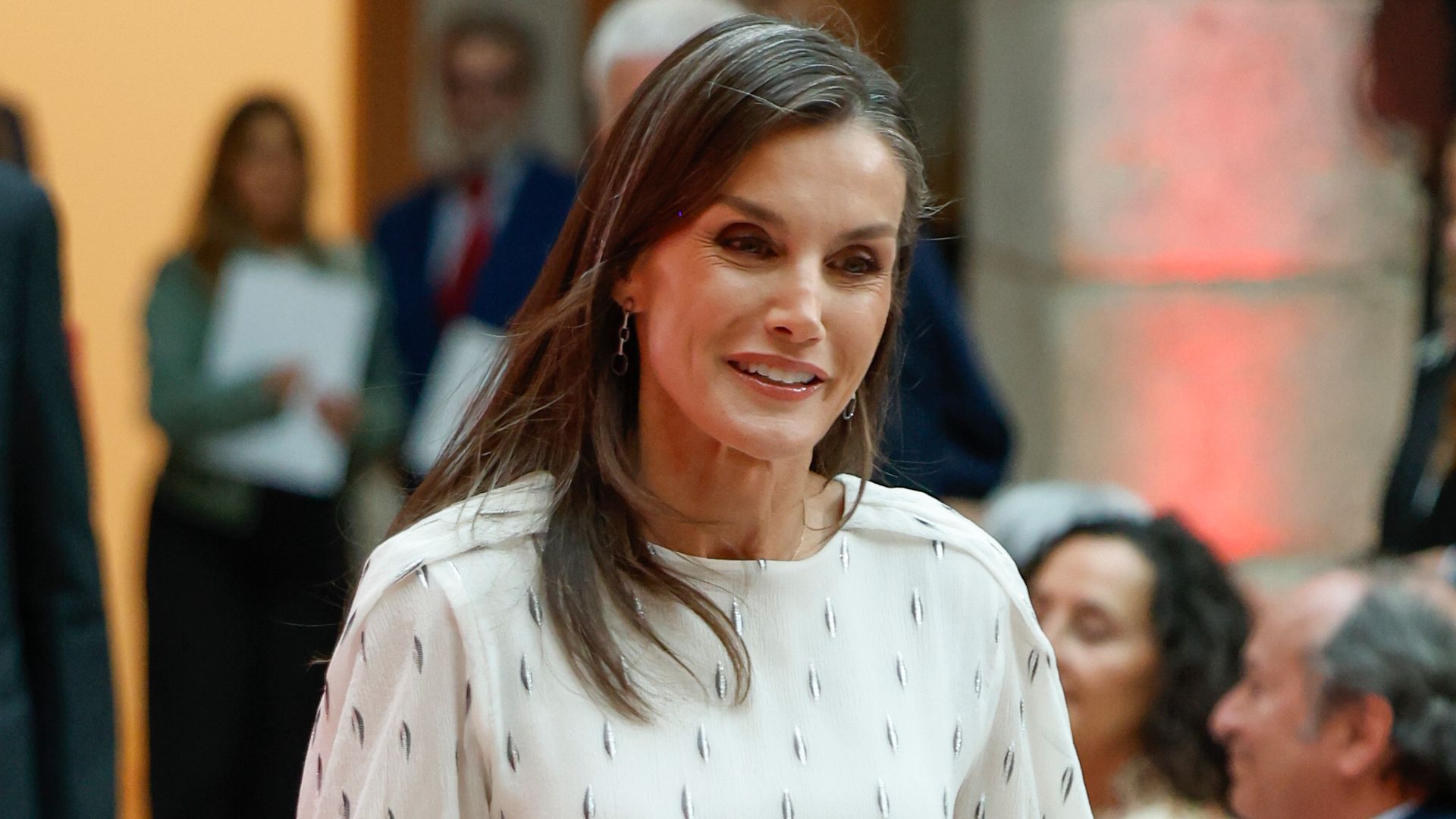  La Reina ha llevado un diseño ancho y fluido tipo palazzo en crepé de seda, de la firma Sybilla, con salones slingback de tacón kitten, de Carolina Herrera.